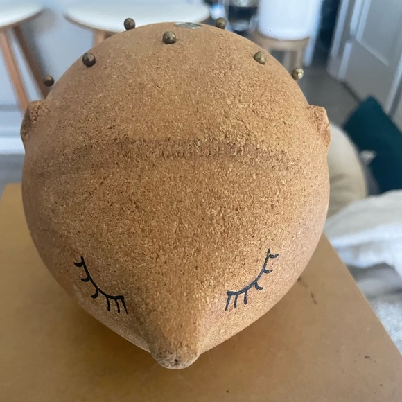 KATE SPADE HEDGEHOG CORKBOARD WITH GOLD PUSH PINS - Picture 5 of 7